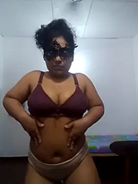 Expose Queen online show from June 21, 6:21 pm