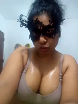 Expose Queen online show from July 28, 5:12 pm