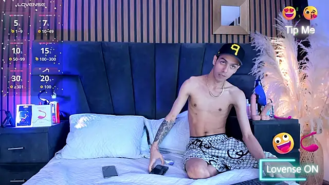 Snapshot of DerryAndIzzy chatting on December 17, 4:51 am DerryAndIzzy online show from December 17, 4:51 am