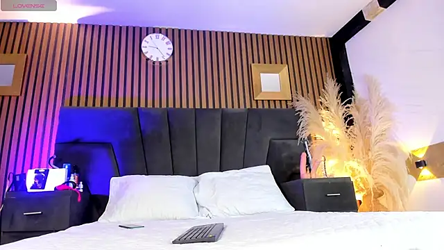 Snapshot of DerryAndIzzy chatting on December 19, 5:14 am DerryAndIzzy online show from December 19, 5:14 am