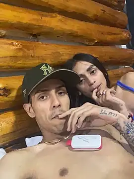 Snapshot of DerryAndIzzy chatting on January 6, 5:22 am DerryAndIzzy online show from January 6, 5:22 am