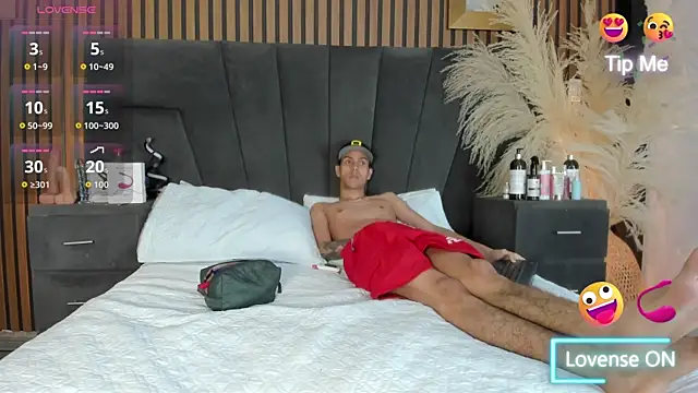 Snapshot of DerryAndIzzy chatting on January 8, 5:54 am DerryAndIzzy online show from January 8, 5:54 am