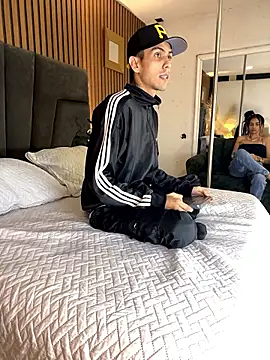 Snapshot of DerryAndIzzy chatting on January 10, 5:42 am DerryAndIzzy online show from January 10, 5:42 am