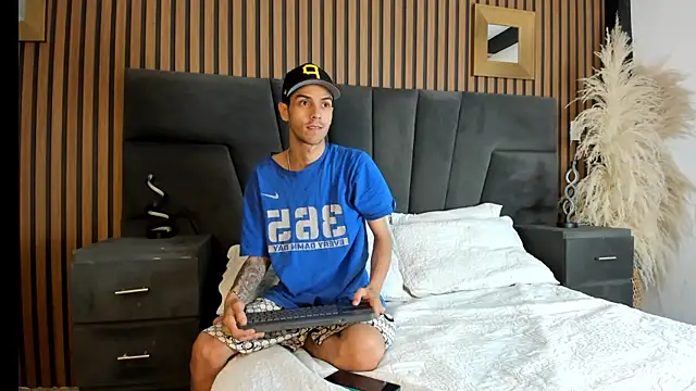 Snapshot of DerryAndIzzy chatting on January 15, 4:06 am DerryAndIzzy online show from January 15, 4:06 am