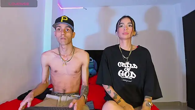 Snapshot of DerryAndIzzy chatting on February 5, 12:04 am DerryAndIzzy online show from February 5, 12:04 am