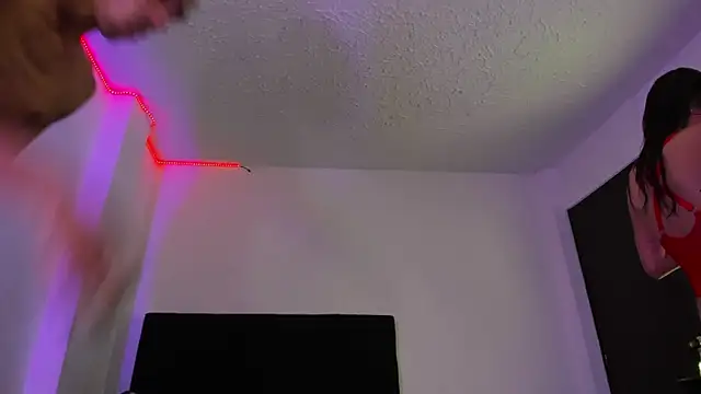 Snapshot of DerryAndIzzy chatting on February 19, 6:42 am DerryAndIzzy online show from February 19, 6:42 am