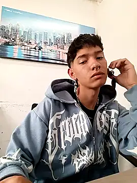 Snapshot of heyy_noah11 chatting on May 7, 7:52 pm heyy noah11 online show from May 7, 7:52 pm