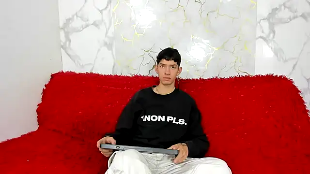 Snapshot of heyy_noah11 chatting on May 17, 1:29 pm heyy noah11 online show from May 17, 1:29 pm