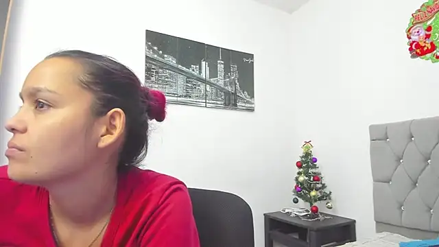 Snapshot of Sofi_And_Santy chatting on January 6, 12:47 am Sofi And Santy online show from January 6, 12:47 am