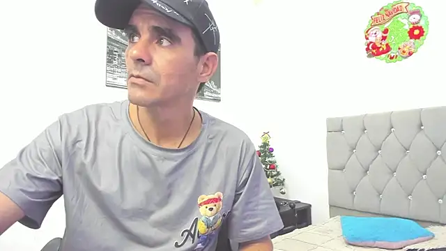 Snapshot of Sofi_And_Santy chatting on January 11, 12:04 am Sofi And Santy online show from January 11, 12:04 am