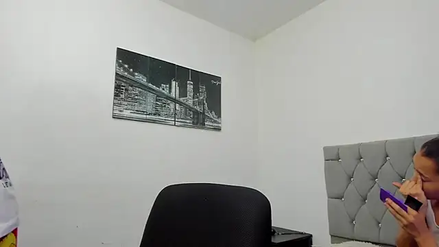 Snapshot of Sofi_And_Santy chatting on January 18, 12:47 am Sofi And Santy online show from January 18, 12:47 am