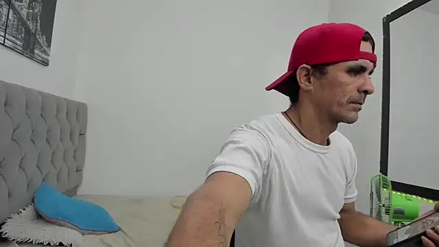 Snapshot of Sofi_And_Santy chatting on February 28, 12:55 am Sofi And Santy online show from February 28, 12:55 am