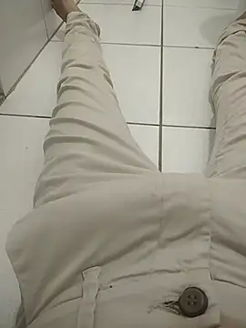 Guilhermekovaliosky online show from December 15, 1:59 pm