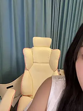 Snapshot of yiyi_3523 chatting on March 8, 2:32 pm yiyi 3523 online show from March 8, 2:32 pm