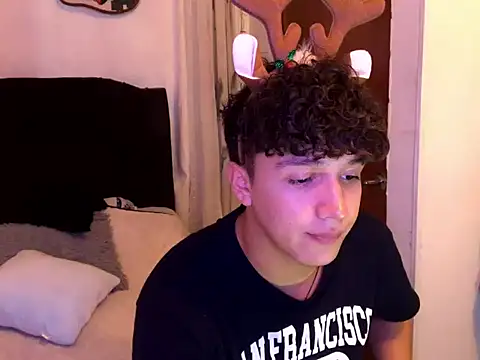 Snapshot of charly_926 chatting on December 3, 9:46 pm charly 926 online show from December 3, 9:46 pm