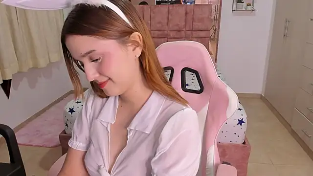 Snapshot of MIACUTEE_ chatting on June 28, 11:33 pm MIACUTEE online show from June 28, 11:33 pm