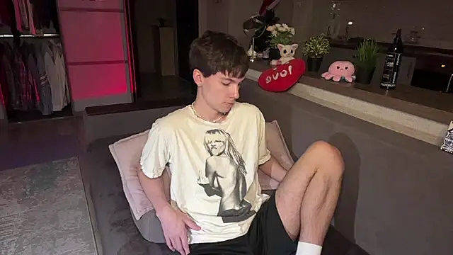 Jeremy1Scott online show from December 3, 9:35 pm