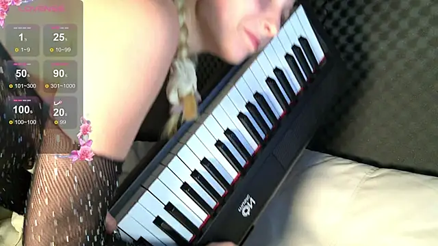 Snapshot of Fluffy_Cloude chatting on July 28, 4:39 pm Fluffy Cloude online show from July 28, 4:39 pm