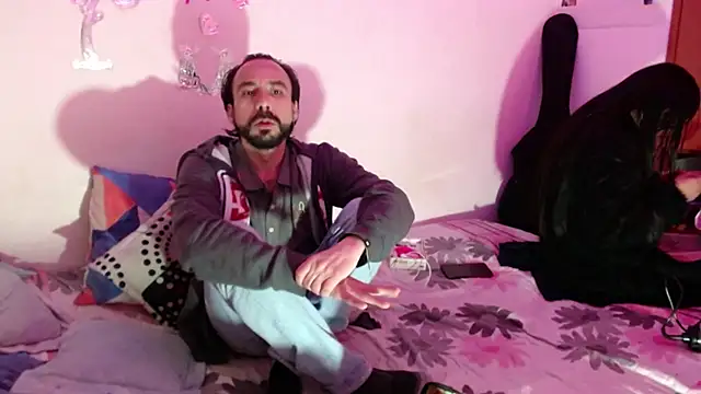 Snapshot of Isis_Robert chatting on October 19, 2:12 am Isis Robert online show from October 19, 2:12 am