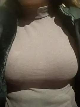 YiyinLy online show from December 14, 12:10 pm