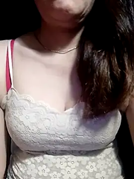 YiyinLy online show from May 17, 8:27 pm