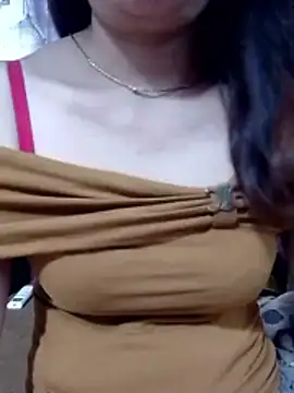 YiyinLy online show from May 18, 7:25 am