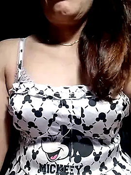 YiyinLy online show from May 19, 9:10 pm