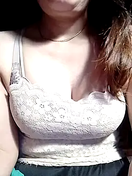 YiyinLy online show from May 29, 9:24 pm