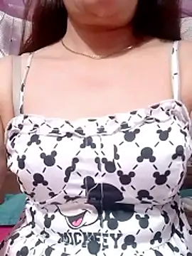 YiyinLy online show from June 10, 1:43 pm