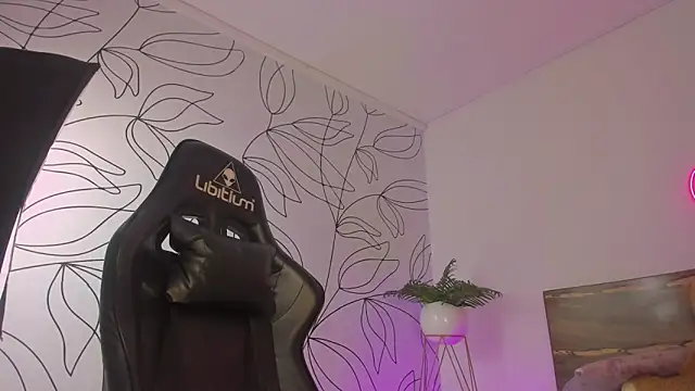 Snapshot of merida_06 chatting on October 17, 2:15 am merida 06 online show from October 17, 2:15 am