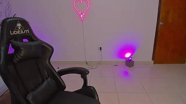 Snapshot of merida_06 chatting on November 7, 3:06 am merida 06 online show from November 7, 3:06 am