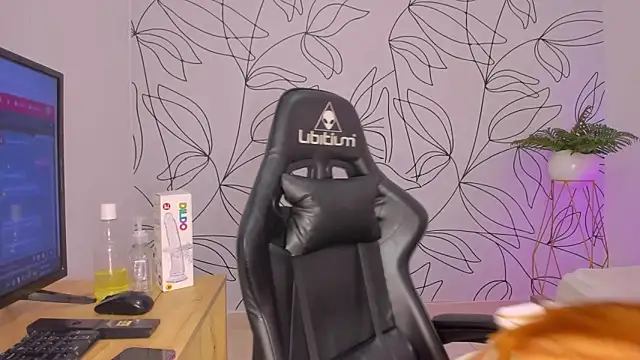 Snapshot of merida_06 chatting on November 25, 2:33 am merida 06 online show from November 25, 2:33 am