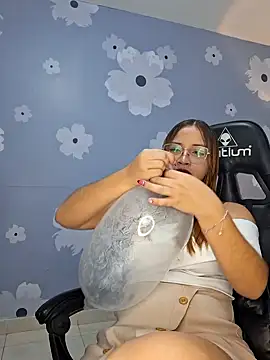 Snapshot of merida_06 chatting on December 2, 8:37 pm merida 06 online show from December 2, 8:37 pm