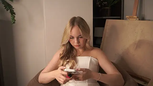 Snapshot of AshlieJauch chatting on October 17, 3:42 am AshlieJauch online show from October 17, 3:42 am