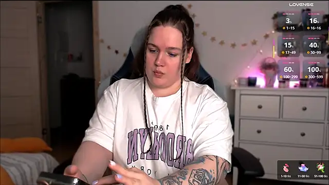 Snapshot of SummerTina chatting on February 24, 3:31 pm SummerTina online show from February 24, 3:31 pm