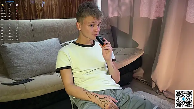 Snapshot of Logan_mett chatting on August 6, 12:18 pm Logan mett online show from August 6, 12:18 pm