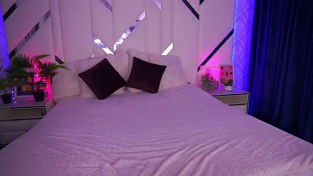 Snapshot of CuteeFoxy chatting on October 23, 1:54 pm CuteeFoxy online show from October 23, 1:54 pm