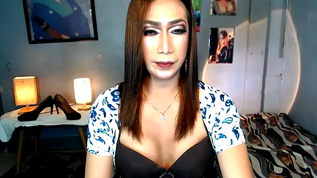littleredbunny27 online show from May 25, 8:15 pm