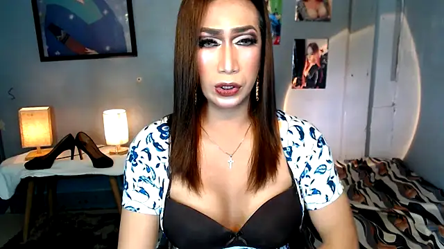 littleredbunny27 online show from May 31, 8:10 pm