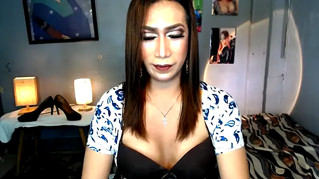 littleredbunny27 online show from June 5, 9:37 am