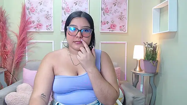 Snapshot of curvydelicios_zoe chatting on October 22, 1:22 pm curvydelicios zoe online show from October 22, 1:22 pm