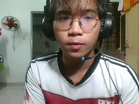 Snapshot of kave2033 chatting on November 3, 3:24 pm kave2033 online show from November 3, 3:24 pm
