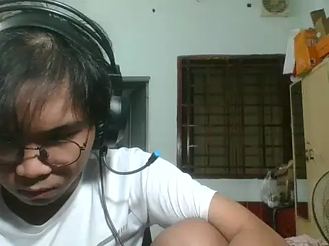 Snapshot of kave2033 chatting on November 4, 2:16 pm kave2033 online show from November 4, 2:16 pm