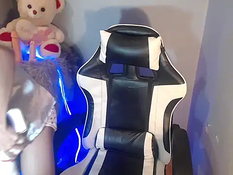 Yourasianbabyemma online show from November 3, 8:10 pm