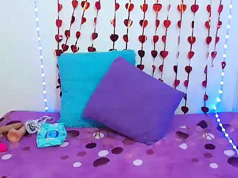 Isaa Foxx  online show from October 17, 1:57 pm