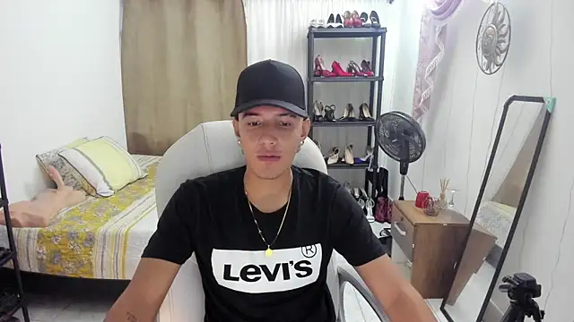 Snapshot of Hayden_Boy_ chatting on November 3, 10:10 pm Hayden Boy online show from November 3, 10:10 pm