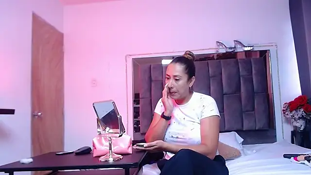 Snapshot of Salmma_Milf chatting on May 11, 11:38 am Salmma Milf online show from May 11, 11:38 am