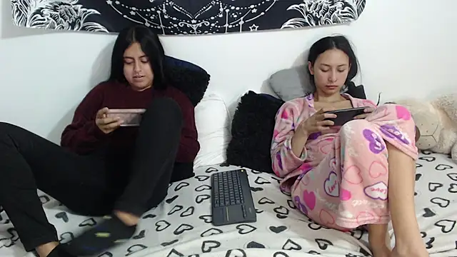 Snapshot of abby_n_emily chatting on May 28, 1:52 pm abby n emily online show from May 28, 1:52 pm