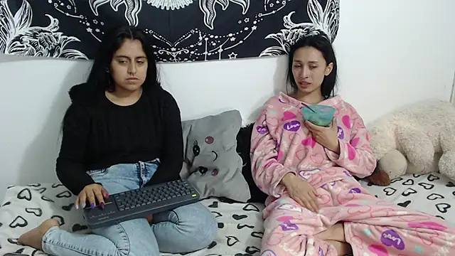 Snapshot of abby_n_emily chatting on June 9, 1:23 pm abby n emily online show from June 9, 1:23 pm