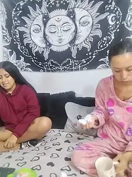 Snapshot of abby_n_emily chatting on June 11, 1:31 pm abby n emily online show from June 11, 1:31 pm